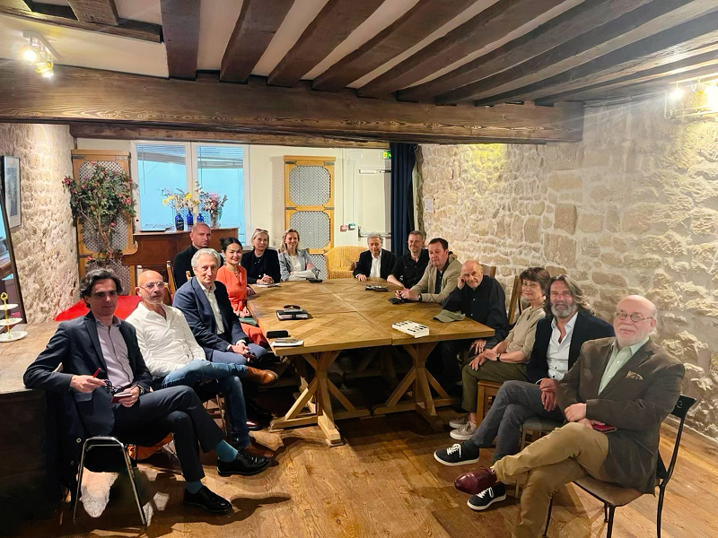Le jury du prix Philippe Sollers

de gauche à droite : Nicolas Idier, Emmanuel Moses, Gérard de Cortanze, Sophie Zhang, Georgi K. Galabov, Patricia Boyer de Latour, Amélie de Bourbon Parme, Christian de Portzamparc, Eric Naulleau, Philippe Forest, Jacques Henric, Catherine Millet, Frédéric Beigbeder, Marc Lambron. photo : Mickael Meunier 